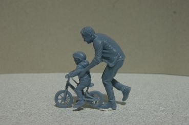 Preview: Figur Mann mit Kind auf dem Fahrrad - unbemalt - 1 : 22,5