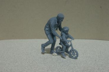 Figur Mann mit Kind auf dem Fahrrad - unbemalt - 1 : 22,5