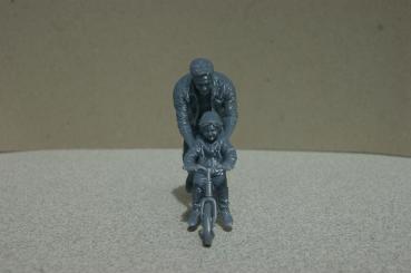 Figur Mann mit Kind auf dem Fahrrad - unbemalt - 1 : 22,5