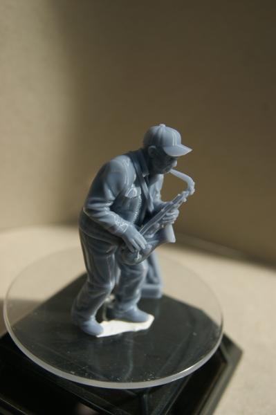 Figur Straßenmusikant mit Saxophon - unbemalt