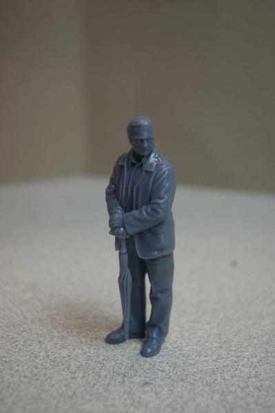 Figur Mann mit Schirm - unbemalt
