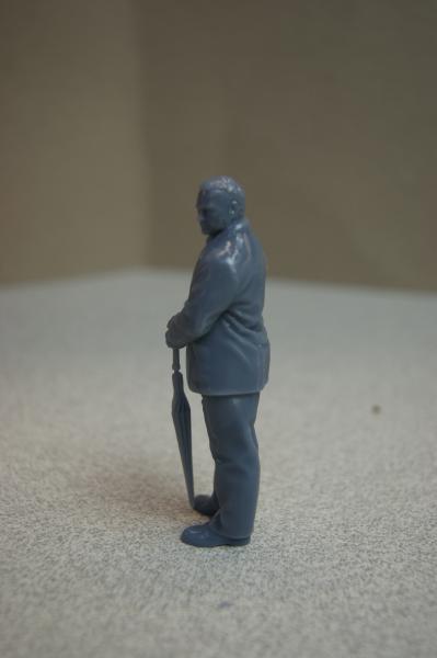 Figur Mann mit Schirm - unbemalt