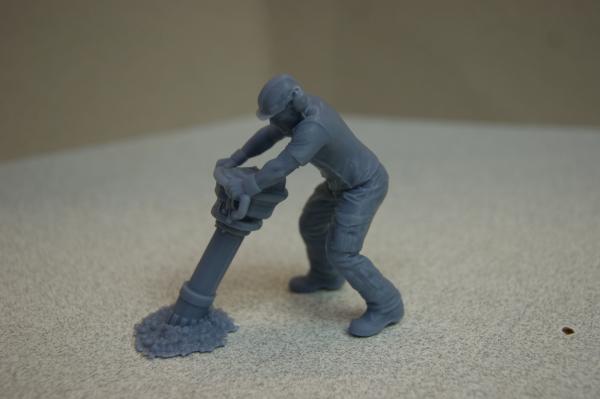 Figur Bauarbeiter mit Presslufthammer- unbemalt