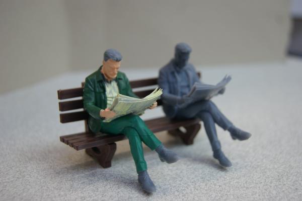 Figur Mann mit Zeitung sitzend- unbemalt