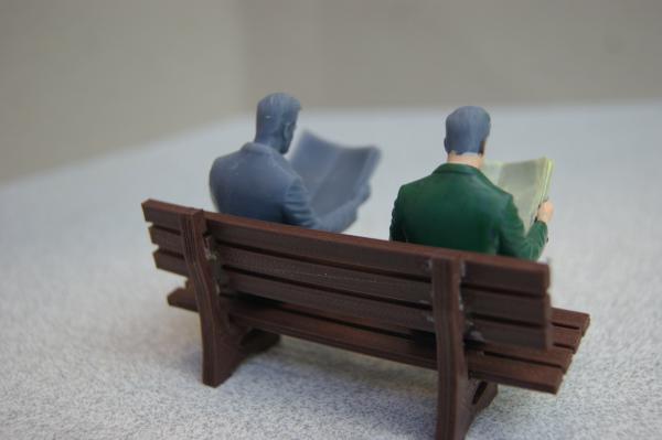 Figur Mann mit Zeitung sitzend- unbemalt