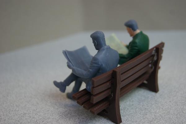 Figur Mann mit Zeitung sitzend- unbemalt