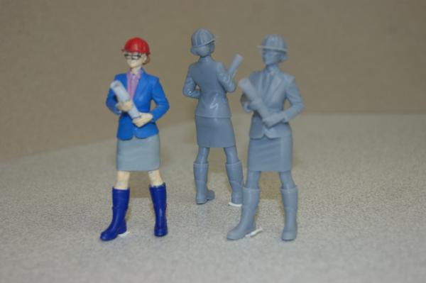 Figur Archtiektin mit Zeichnung - bemalt