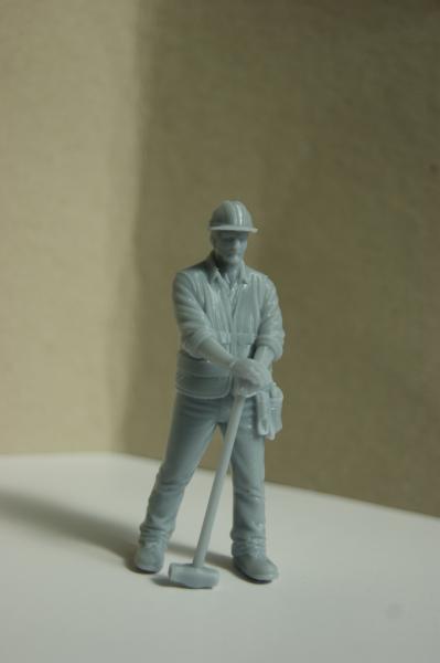 Figur Bauarbeiter mit Abbruchhammer - unbemalt