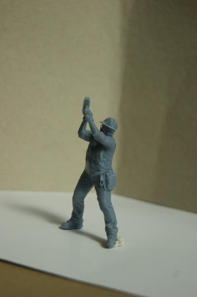 Figur Bauarbeiterin mit schwingendem Abbruchhammer - unbemalt - Kopie