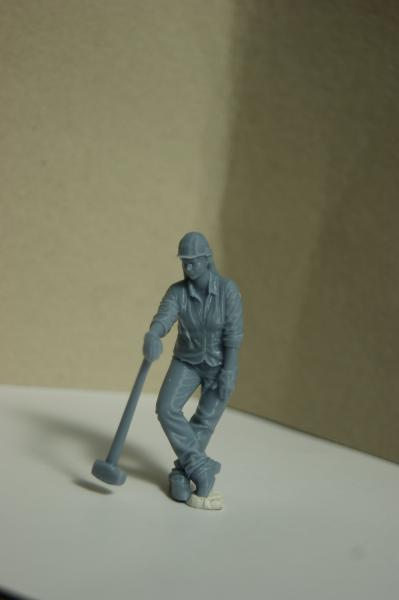 Figur Bauarbeiterin mit Abbruchhammer - unbemalt