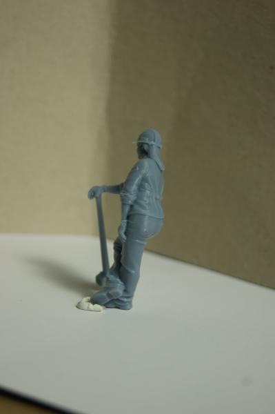 Figur Bauarbeiterin mit Abbruchhammer - unbemalt