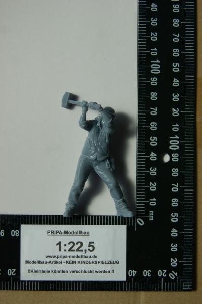 Figur Bauarbeiterin mit schwingendem Abbruchhammer - unbemalt - Kopie