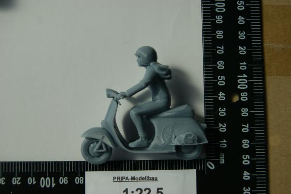 Figur Rollerfahrerin - unbemalt