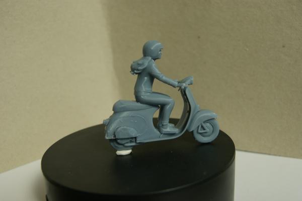 Figur Rollerfahrerin - unbemalt