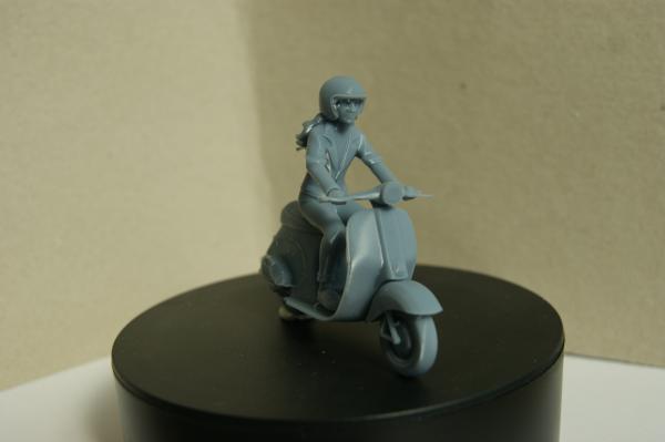 Figur Rollerfahrerin - unbemalt
