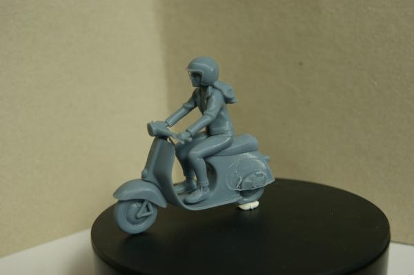 Figur Rollerfahrerin - unbemalt