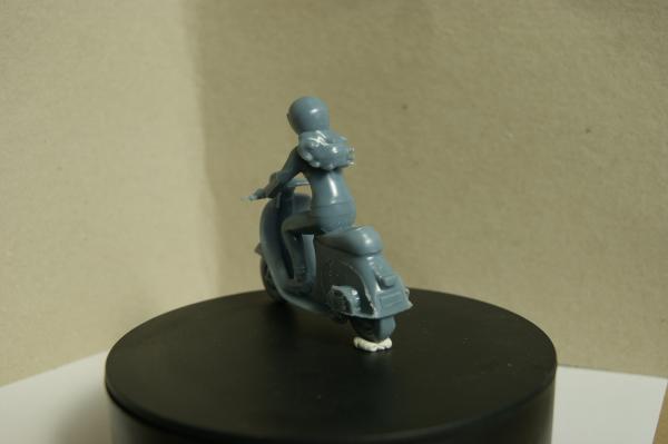 Figur Rollerfahrerin - unbemalt