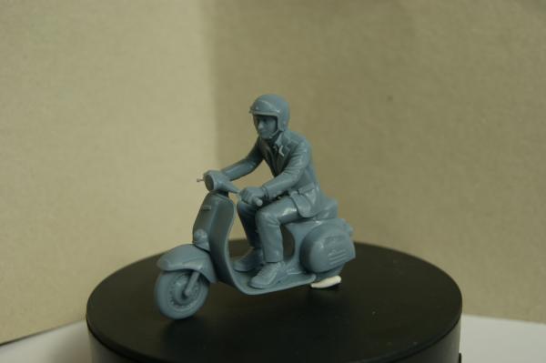 Figur Rollerfahrer - unbemalt