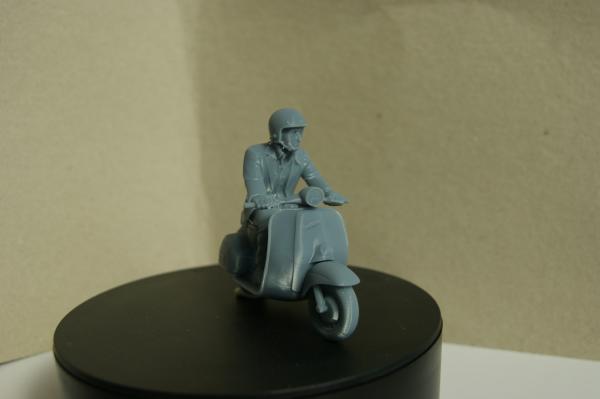 Figur Rollerfahrer - unbemalt