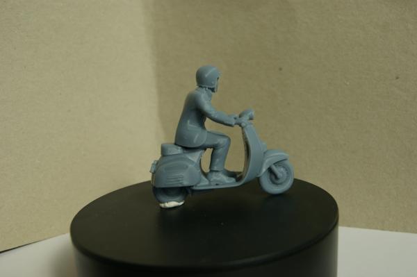 Figur Rollerfahrer - unbemalt