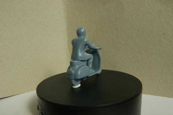 Figur Rollerfahrer - unbemalt