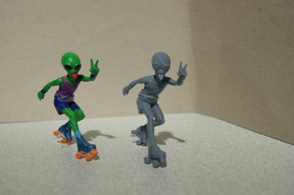 Figur Alien mit Rollschuhen - bemalt