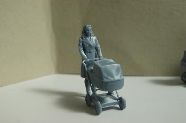 Figur Frau mit Kinderwagen im Kleid - unbemalt
