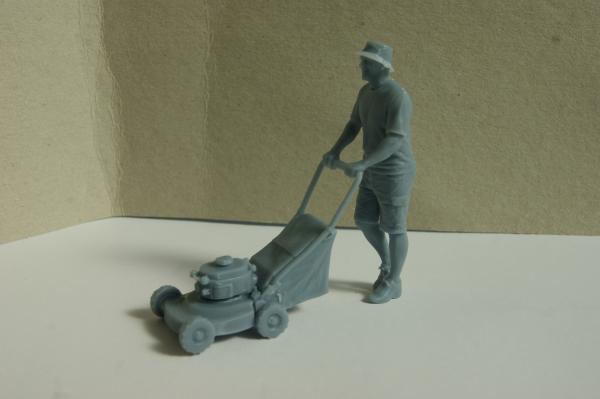 Figur Mann mit Rasenmäher - unbemalt