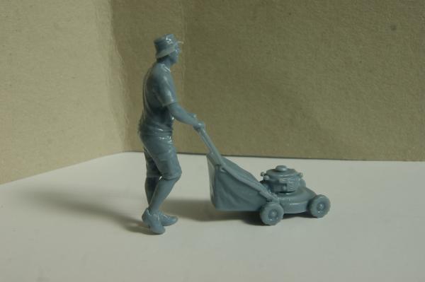 Figur Mann mit Rasenmäher - unbemalt