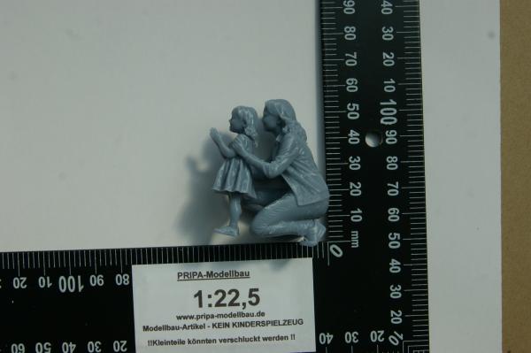 Figur Frau mit Kind knieend - unbemalt