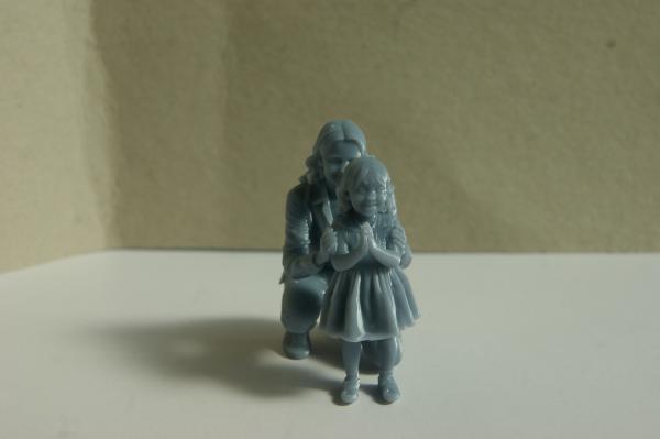Figur Frau mit Kind knieend - unbemalt