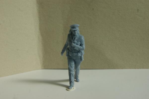Figur Polizistin gehend - unbemalt