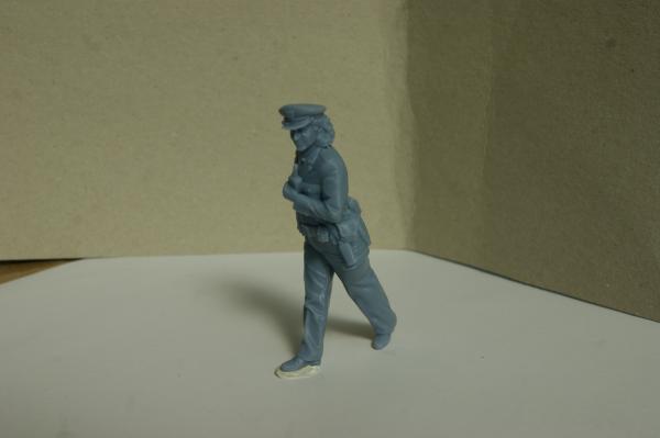 Figur Polizistin gehend - unbemalt