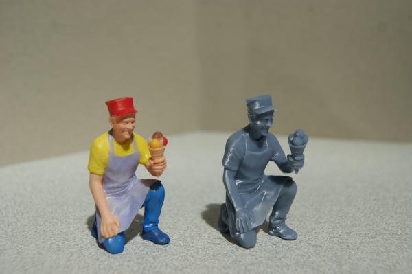 Figur Eisverkäufer kniend - bemalt