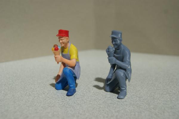 Figur Eisverkäufer kniend - bemalt