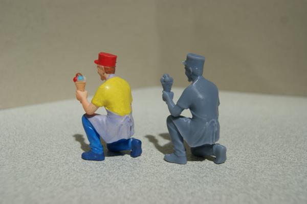 Figur Eisverkäufer kniend - bemalt