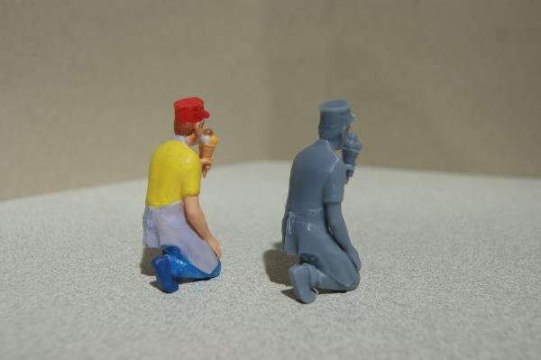 Figur Eisverkäufer kniend - bemalt