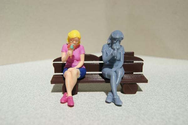 Figur Frau mit Eis - bemalt