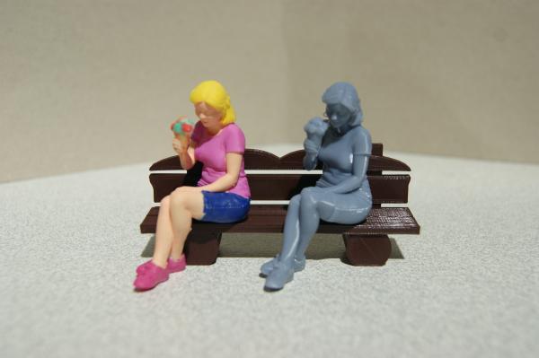Figur Frau mit Eis - bemalt