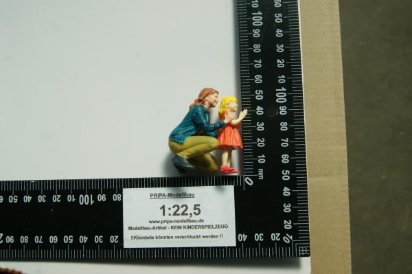 Figur Frau mit Kind knieend - bemalt