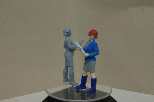 Figur Archtiektin mit Zeichnung - bemalt