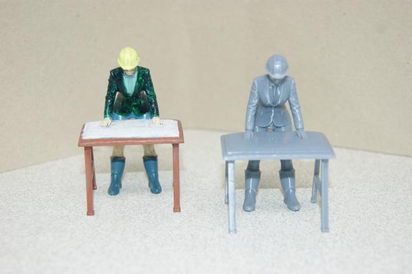 Figur Archtiektin am Tisch - unbemalt - Kopie