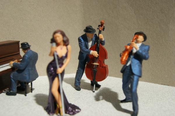 Figur Kontrabassspieler - unbemalt