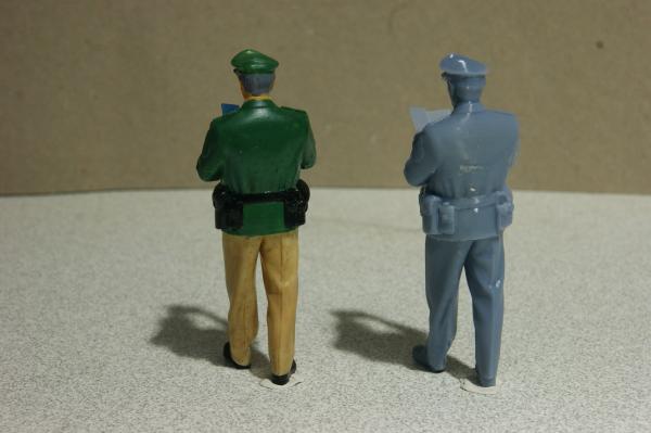 Figur Polizist kontrolle - bemalt - 1 : 22,5