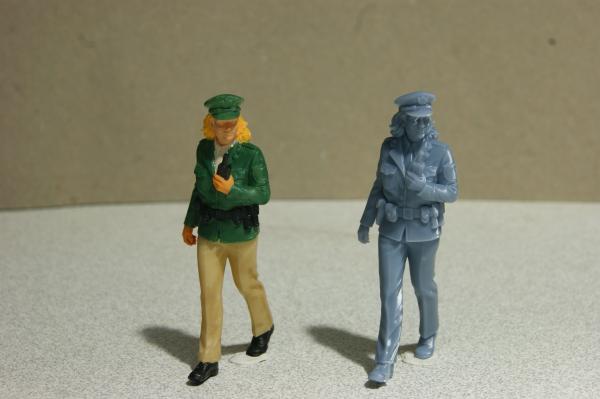 Figur Polizistin gehend - bemalt - 1 : 22,5