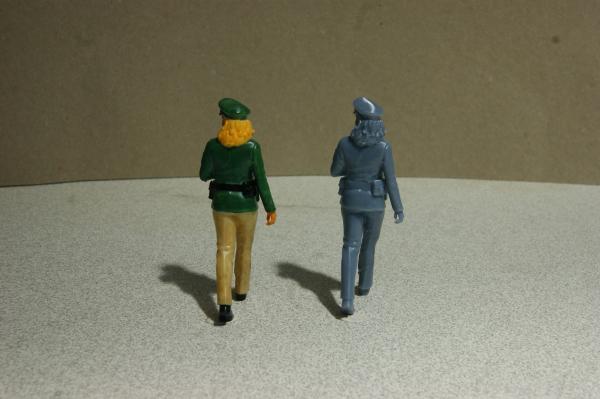 Figur Polizistin gehend - bemalt - 1 : 22,5