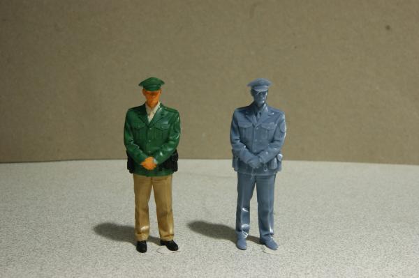 Figur Polizist stehend - bemalt - 1 : 22,5