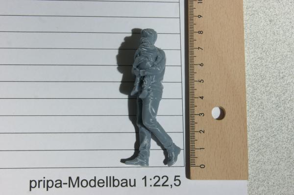 Figur Mann mit Kind auf dem Arm - unbemalt - 1 : 22,5