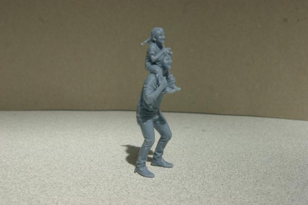Figure of a child – unpainted - 1 : 22,5