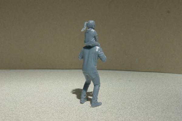 Figure of a child – unpainted - 1 : 22,5